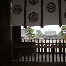 内側から南大門の眺めです