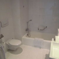 広いです、手前にはシャワーブースもある