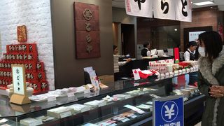 横浜そごうのはいってすぐにあります。