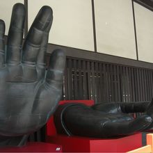 参道の途中で見られる実物大の手の複製。