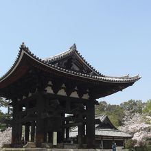 大仏殿から二月堂の間にある大きな鐘楼。