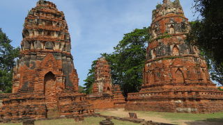 仏塔や仏像を見ながら遺跡散策