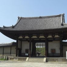 法隆寺の南大門。ここから入りました。