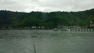 時々中世の美しいドイツの城が、緑の山々の中に突如現れます