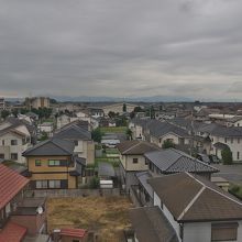 部屋の窓より