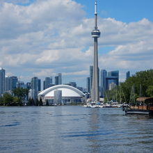 オンタリオ湖からのCNタワー