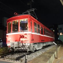 店頭の京急電車
