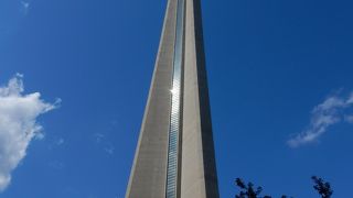 トロントのスカイラインを代表する建築物。入場料が高いのが難点。