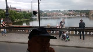 ヴルダヴァ川の両側に発展したプラハの美しい街並み