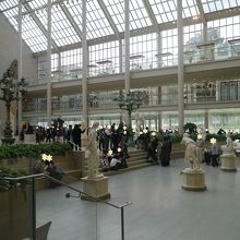 奥の窓側がカフェになっています