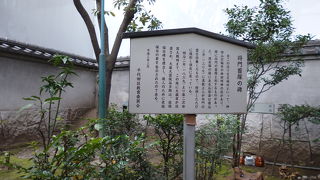 多くの花が供えられていました。