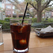 窓の外には大学通りの景色が広がります