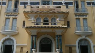 明るい色の洋館