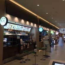 フードコート　早めに行けばすいている。