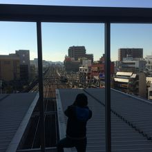 4階の展望台　電車が見える。、すぐ横に喫煙場もある。