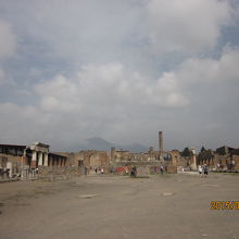 遠くに山が見える