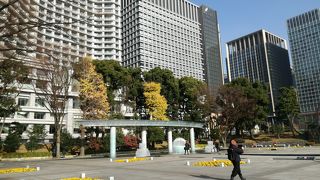 ビル群と噴水のコントラストがいい