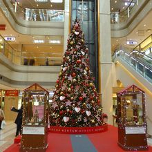 お土産品販売店の頃場のクリスマスツリー