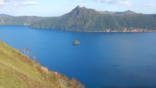 摩周湖の展望台ですが、湖の反対側の景色も忘れずに見ましょう！