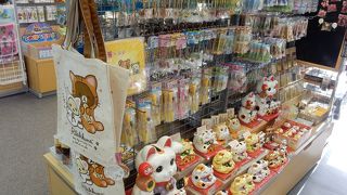 恐らく地域最大のお土産屋さんでもある