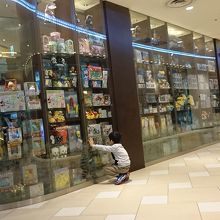 空港内の販売店も沢山です