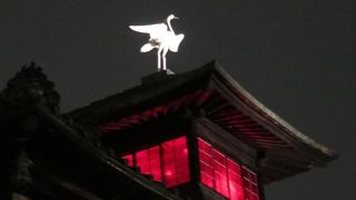 白鷺が屋根上に