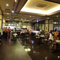 朝食はバイキングが並ぶ