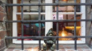 あちこちの妖精たちが人々を笑顔にしてくれる