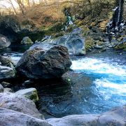 青い水が素敵な渓谷