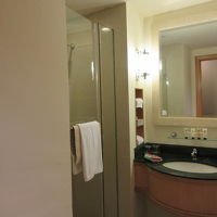 シャワーブースのみ。アメニティーはイマイチ。歯ブラシあり。