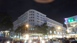 ドンコイ通り沿いにある高級ブランドのショッピングセンター