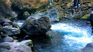 青い水が素敵な渓谷