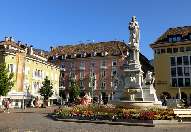 広場の中心にあるのはドイツの詩人の像