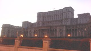 かなり巨大な建物