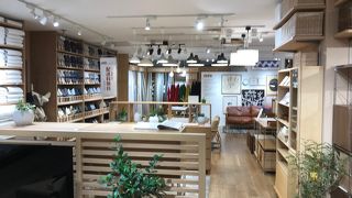 無印良品の大きなお店とカフェが