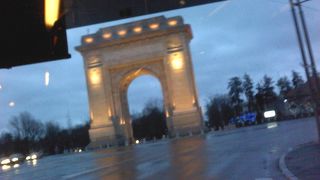 パリの凱旋門のと似ている