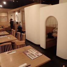 写真右がかまくら風のテーブル席