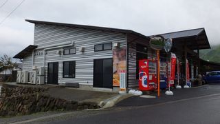 由布院には五衛門がいっぱい。ここは街はずれのお菓子屋さん。アウトレット的様相。