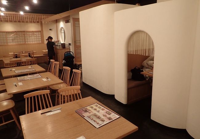 雪洞の作りのテーブル席。個室感もあって、よかった