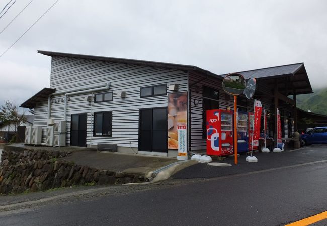 由布院には五衛門がいっぱい。ここは街はずれのお菓子屋さん。アウトレット的様相。