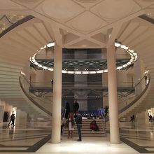 エントランスから見た光景。ゴージャスやな