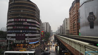松山空港から近い