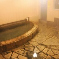 内湯は少し熱めです。みんな露天に行くので、空いています♪