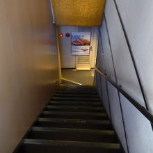 階段を下りた地下一階にあります