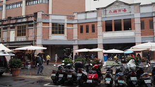 布地が沢山売られています