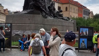 旧市街広場の真ん中に建つかなり大きな像
