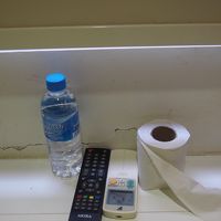 お水と中途半端なトイレットペーパー