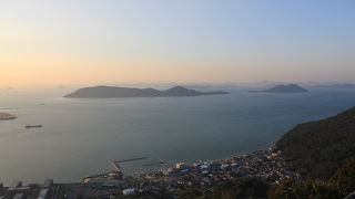 展望台から瀬戸内海や市街が展望できます