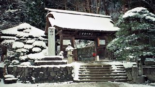 雪の立石寺は足元に注意！