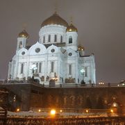 モスクワ川沿いの白亜の大聖堂
